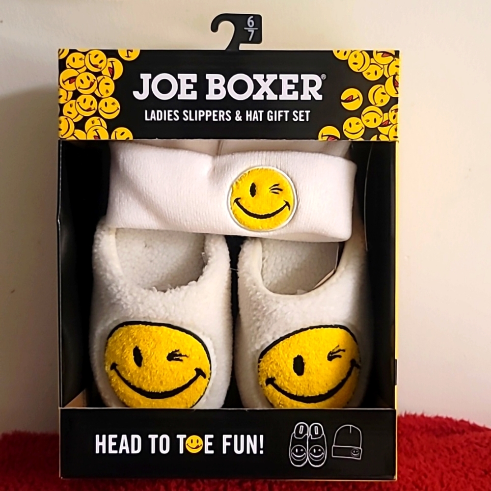 Joe Boxer ladies slippers & hat gift set, size 6-7, white with a yellow smiling.